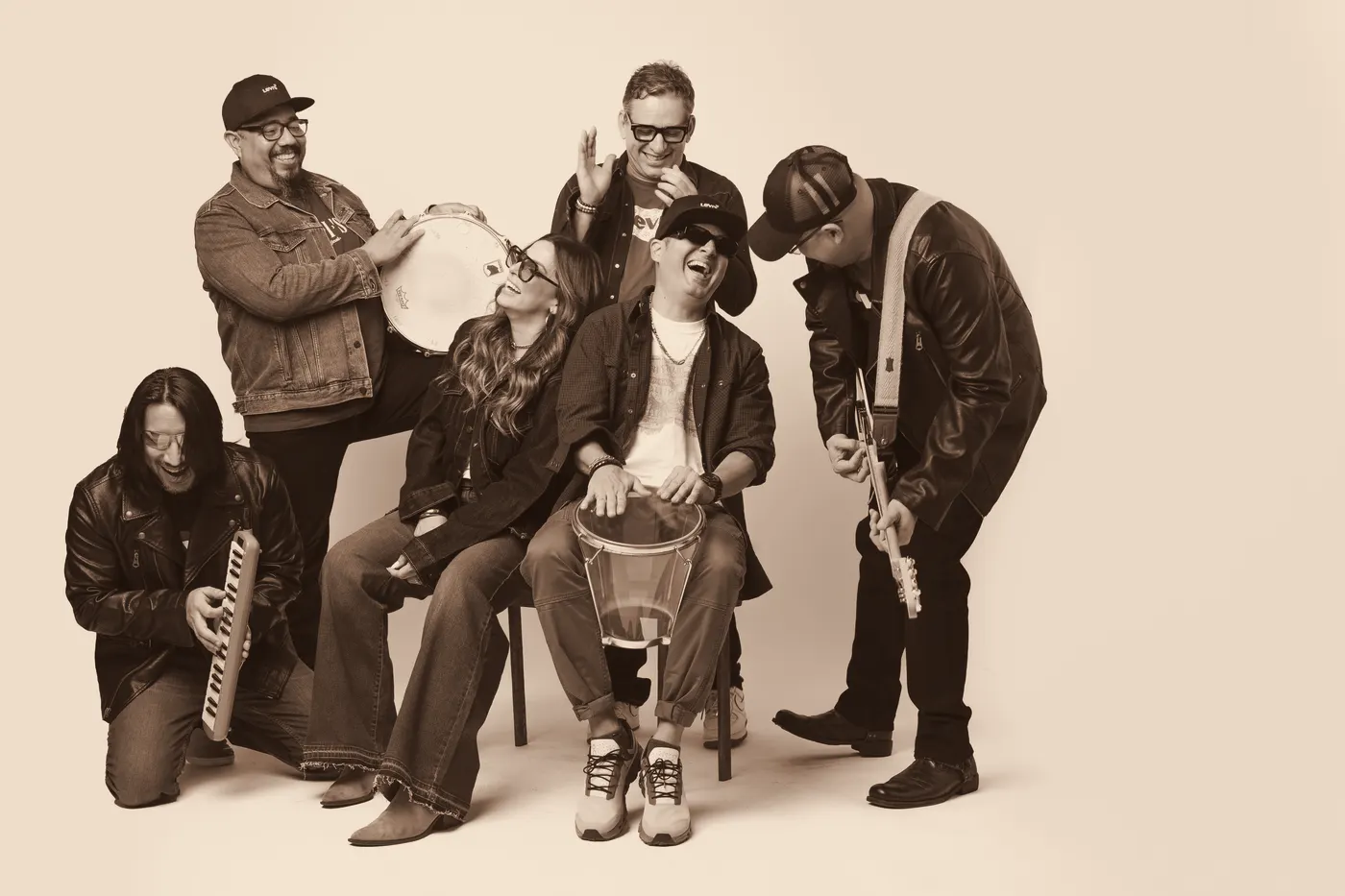 The MotherRockers con sus instrumentos
