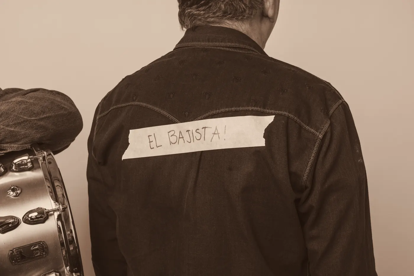 El bajista de The MotherRockers