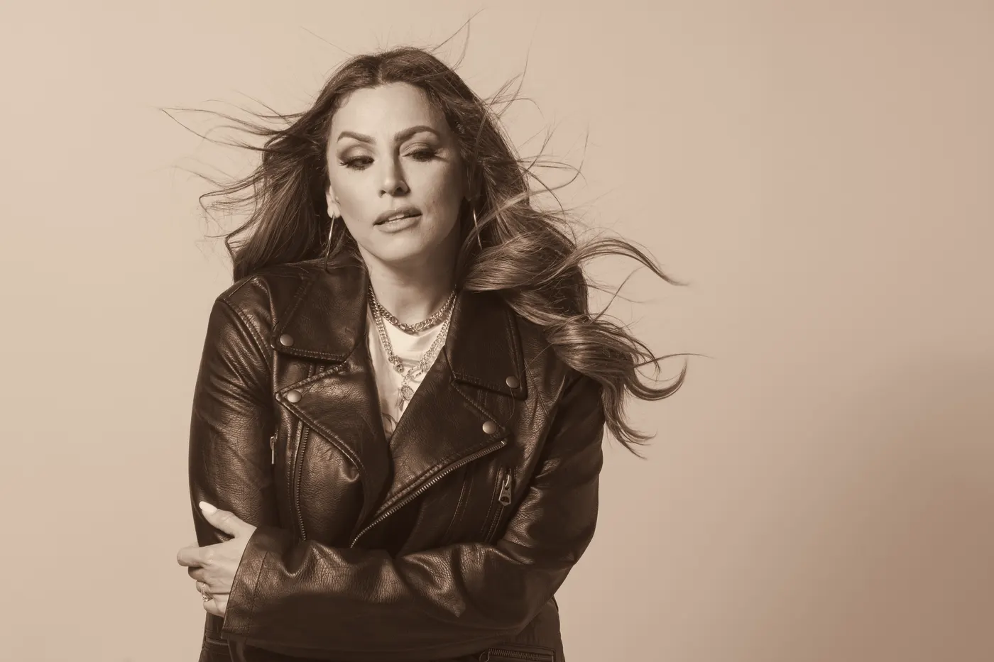 Ingrid De Ycaza con chaqueta de cuero